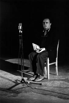 Alvin Lucier: "I am sitting in a room"